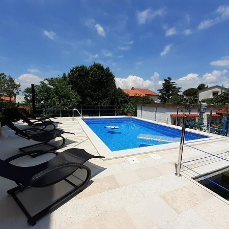Apartment Hana With A Private Pool Malinska Exterior foto