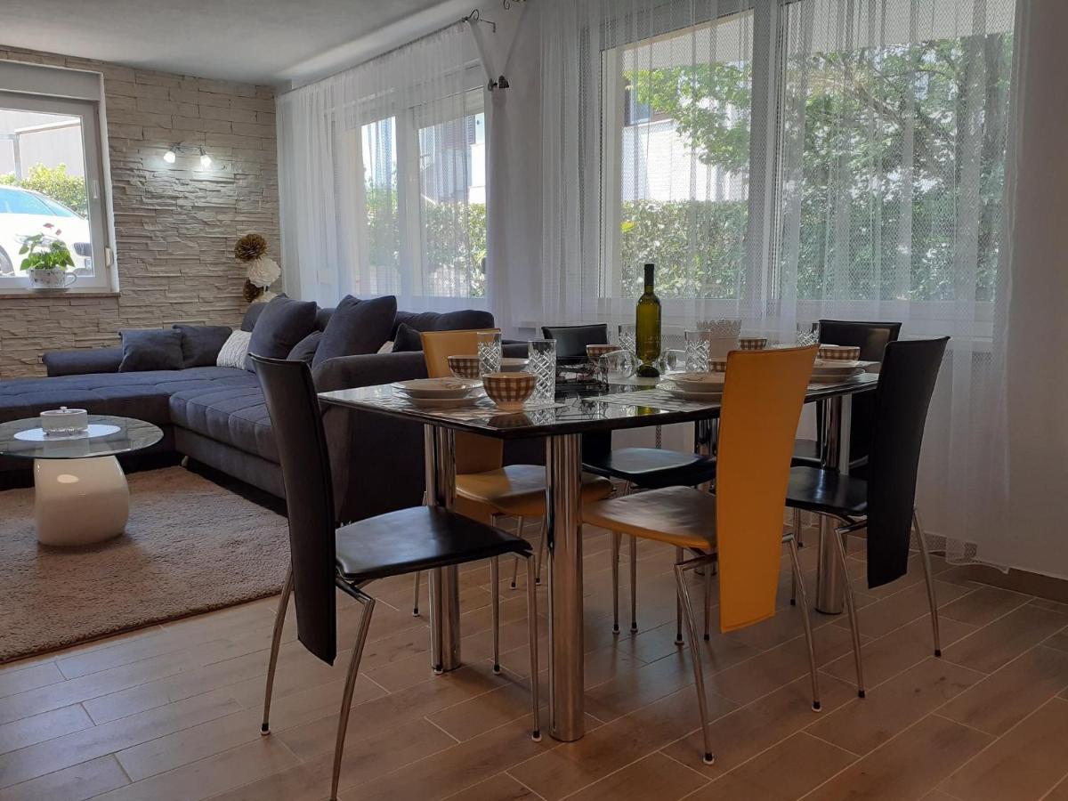 Apartment Hana With A Private Pool Malinska Exterior foto